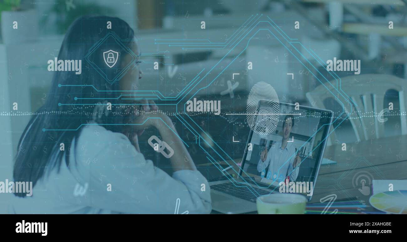 Image de traitement des données et cadenas de sécurité sur la femme à l'aide d'un ordinateur portable Banque D'Images