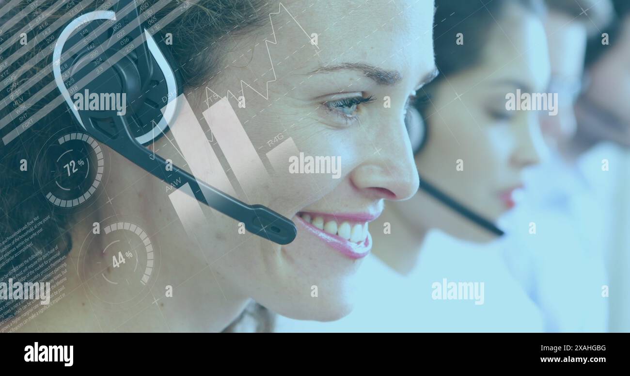 Image de statistiques et de traitement de données sur femme d'affaires caucasienne utilisant un casque téléphonique Banque D'Images