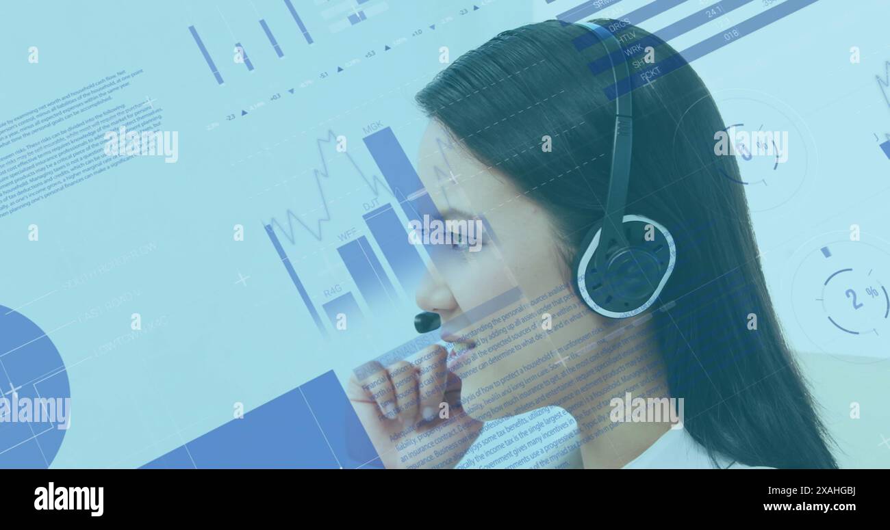 Image des statistiques et du traitement des données sur la femme d'affaires asiatique à l'aide d'un casque de téléphone Banque D'Images