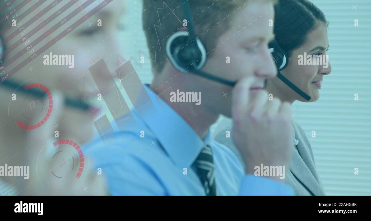 Image des statistiques et du traitement des données sur divers professionnels utilisant des casques/oreillettes Banque D'Images