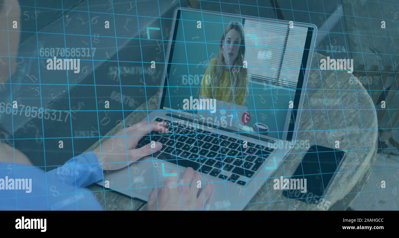 Image du traitement des données et de l'empreinte digitale de sécurité sur la femme à l'aide d'un ordinateur portable Banque D'Images