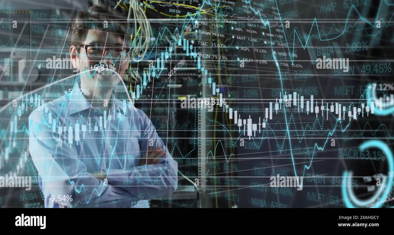 Image du traitement des données financières sur l'homme d'affaires asiatique dans la salle de serveur Banque D'Images