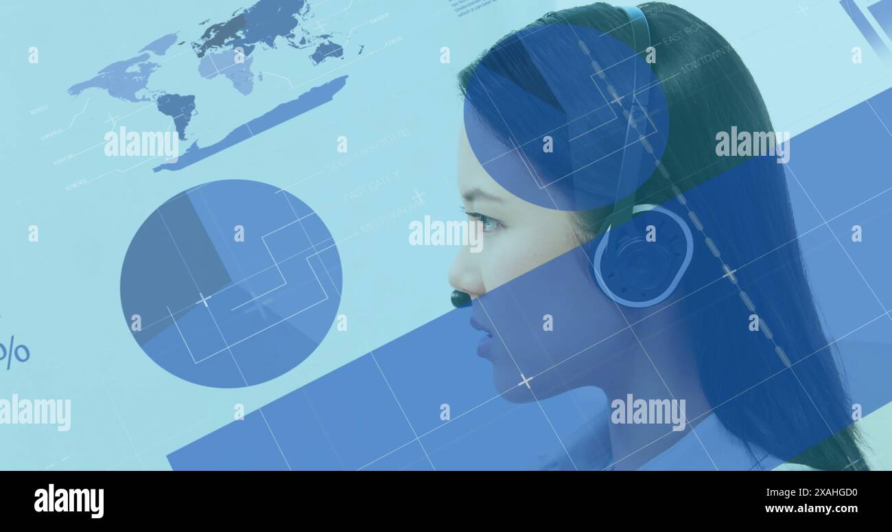 Image des statistiques et du traitement des données sur la femme d'affaires asiatique à l'aide d'un casque de téléphone Banque D'Images