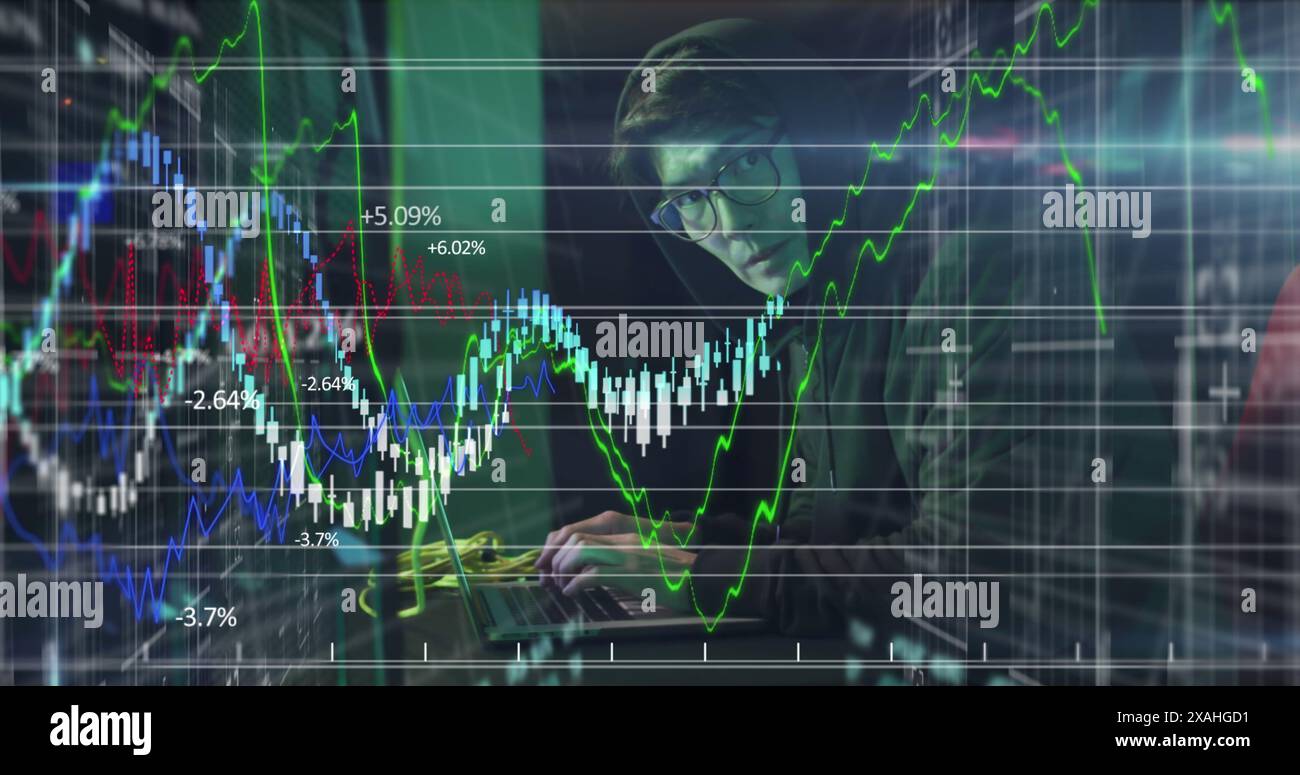 Image du traitement des données financières au-dessus de l'homme asiatique dans la salle des serveurs Banque D'Images