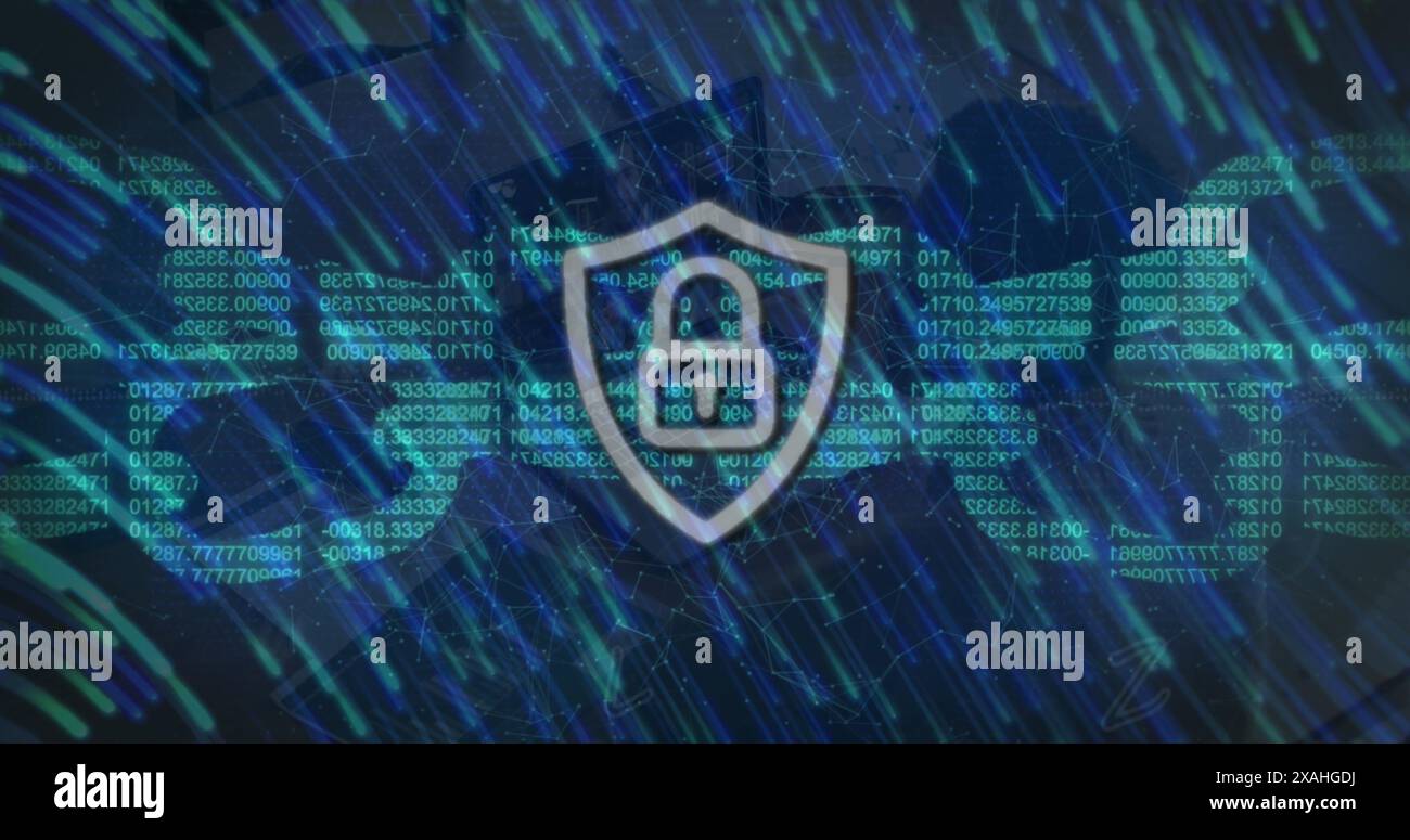 Image de traitement des données et cadenas de sécurité sur la femme à l'aide d'un ordinateur portable Banque D'Images