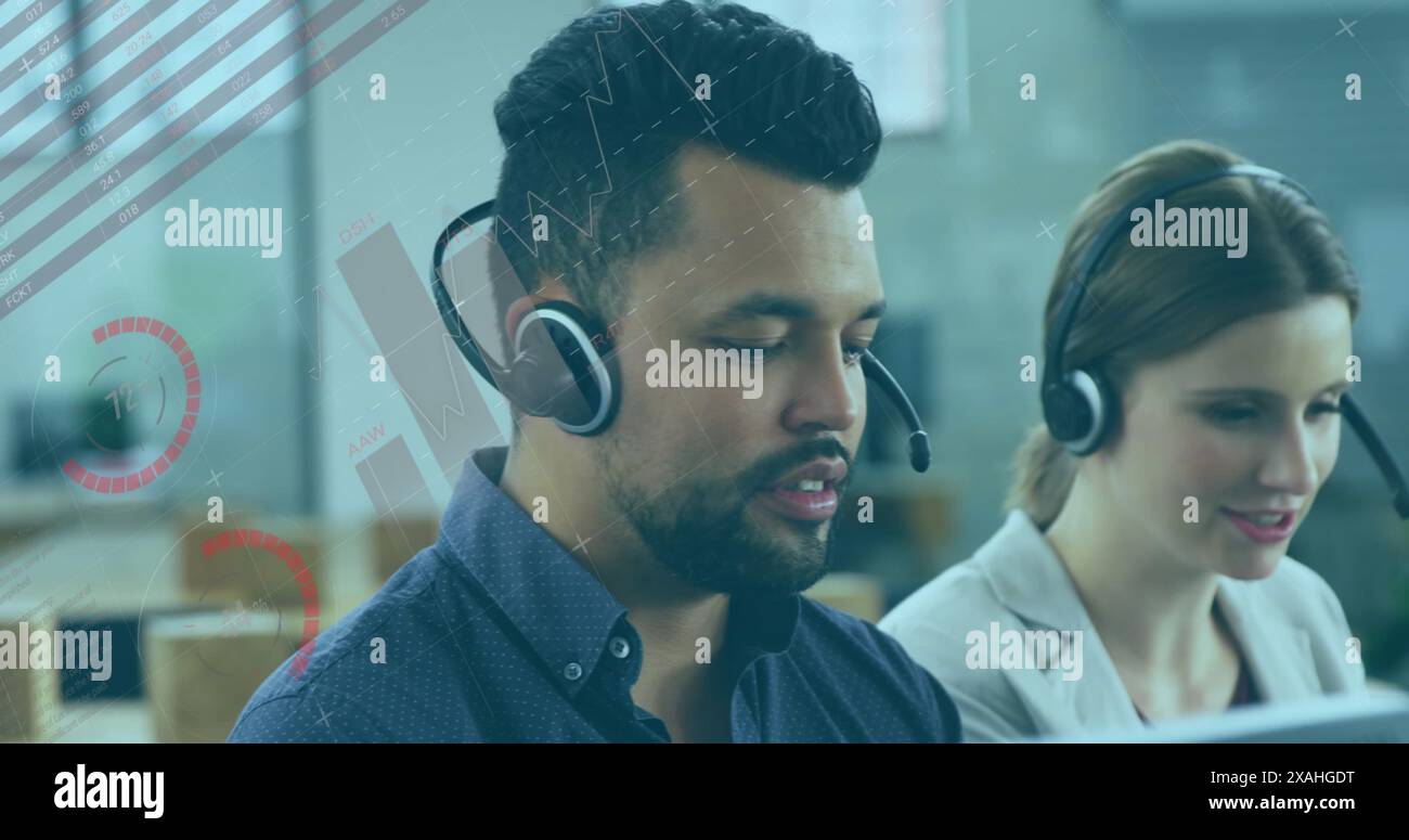 Image des statistiques et du traitement des données sur divers professionnels utilisant des casques/oreillettes Banque D'Images