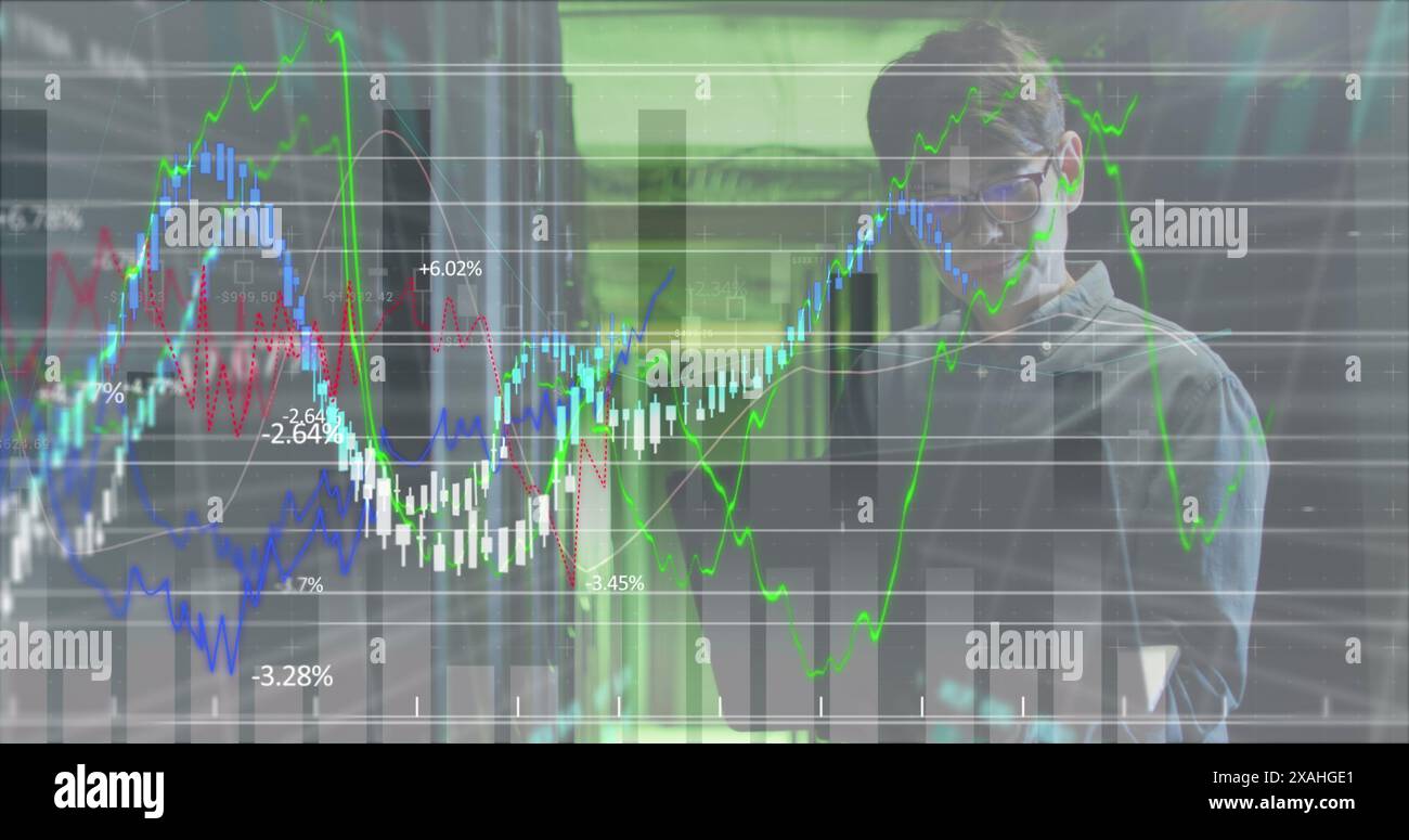 Image du traitement des données financières sur l'homme d'affaires asiatique dans la salle de serveur Banque D'Images