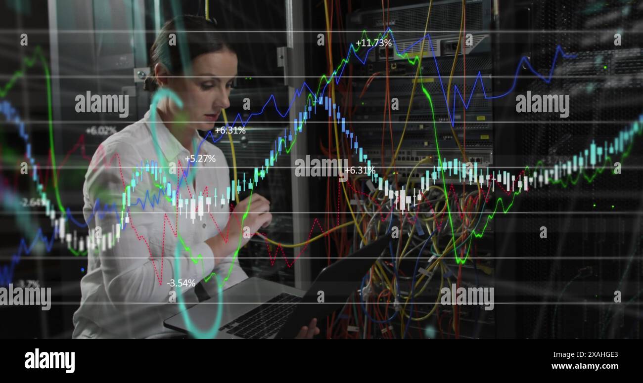 Image du traitement des données financières sur femme d'affaires caucasienne dans la salle des serveurs Banque D'Images