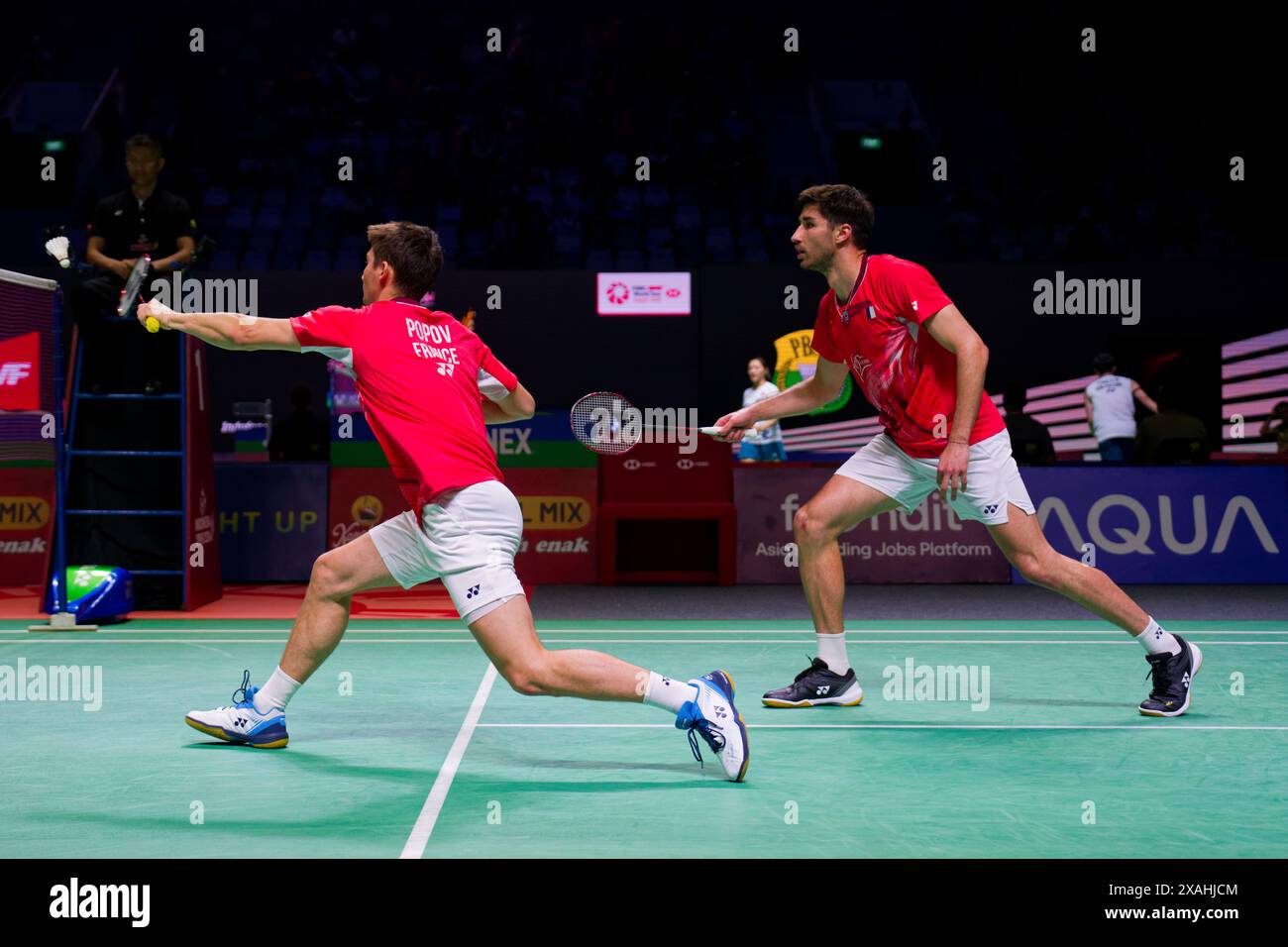 Christo Popov (G) et Toma Junior Popov de France en action lors du double match masculin le troisième jour de l’Open Kapal API Indonesia entre Christo Banque D'Images