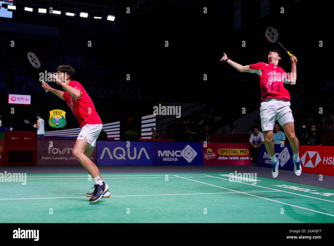 Christo Popov (R) et Toma Junior Popov de France en action lors du double match masculin le troisième jour de l’Open Kapal API Indonesia entre Christo Banque D'Images