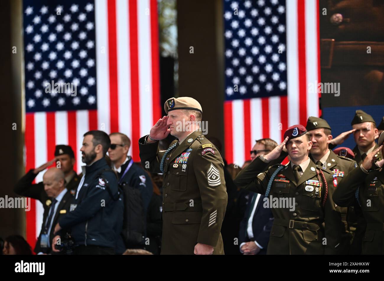 France. 06 juin 2024. Cérémonie commémorative pour marquer le 80e anniversaire du jour J, au cimetière américain de Colleville-sur-mer, France. Soldats avant la cérémonie. 06.06.2024 France (photo par Aleksy Witwicki/Sipa USA) crédit : Sipa USA/Alamy Live News Banque D'Images