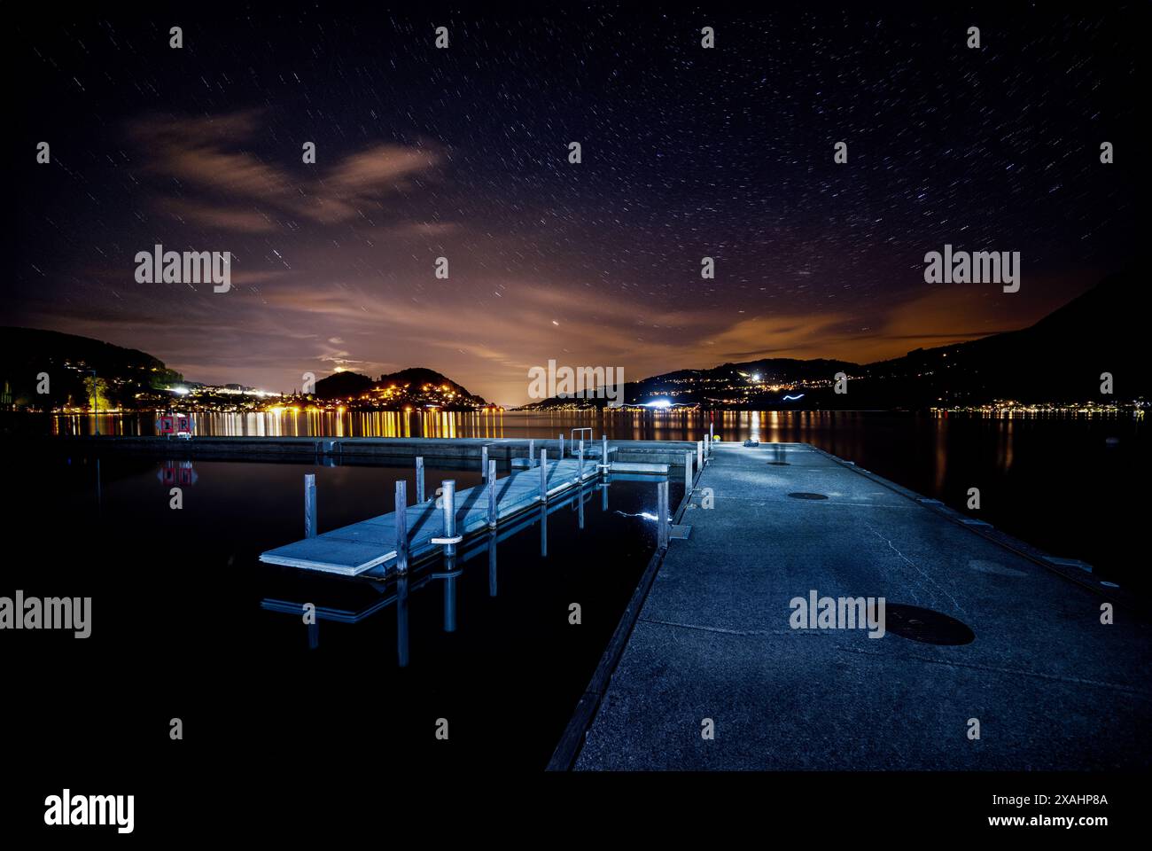 Bootshafen Güetital - Nachtaufnahme mit Langzeitbelichtung des Bootsstegs in Faulensee am Thunersee. Banque D'Images