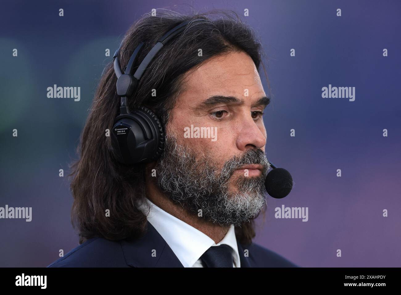 Bologne, Italie, 4 juin 2024. L'ancien footballeur Daniele Adani regarde comme il commente pour RAI TV lors du match amical international au Stadio Renato Dall'Ara, Bologne. Le crédit photo devrait se lire : Jonathan Moscrop / Sportimage Banque D'Images