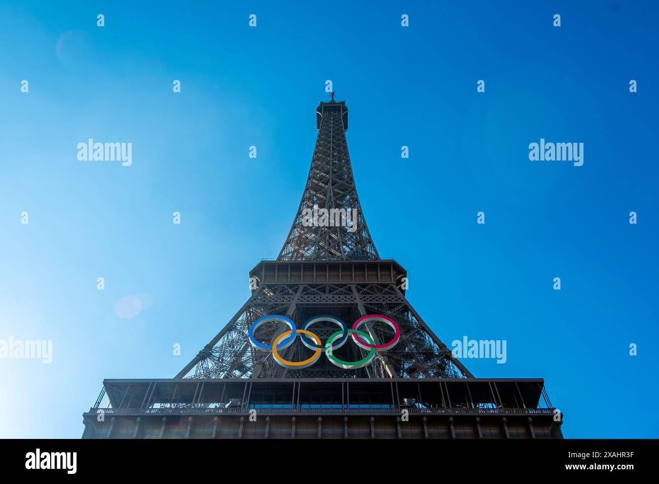 Anneaux olympiques sur la Tour Eiffel, célèbre monument symbole de Paris, ville accueillant et organisant les compétitions sportives des Jeux Olympiques d'été Banque D'Images