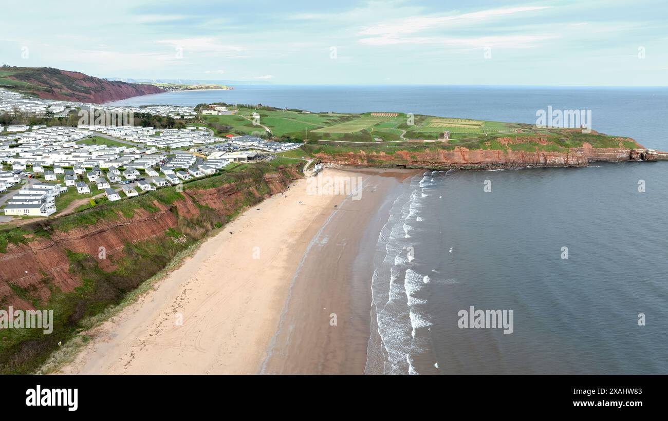 Editorial Exmouth, Royaume-Uni - 19 avril 2024 : vue par drone de Sandy Bay à Exmouth, Royaume-Uni, populaire pour les vacances en caravane sur la côte sud anglaise. Banque D'Images