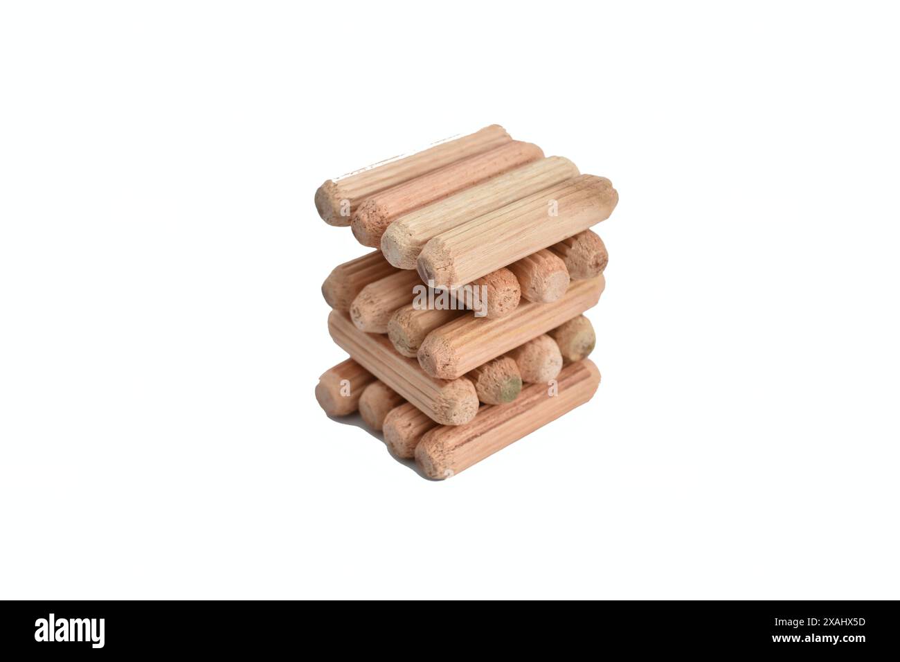 La photo montre des chevilles en bois utilisées dans la production de meubles. Banque D'Images