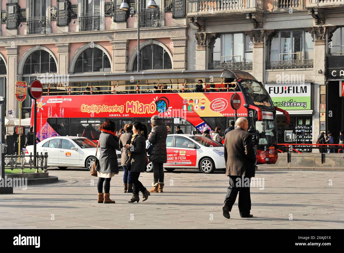 Milan, Milan, Lombardie, Italie, Europe, ligne de visite de la ville Milano bus avec des gens marchant dans une scène de rue animée Banque D'Images
