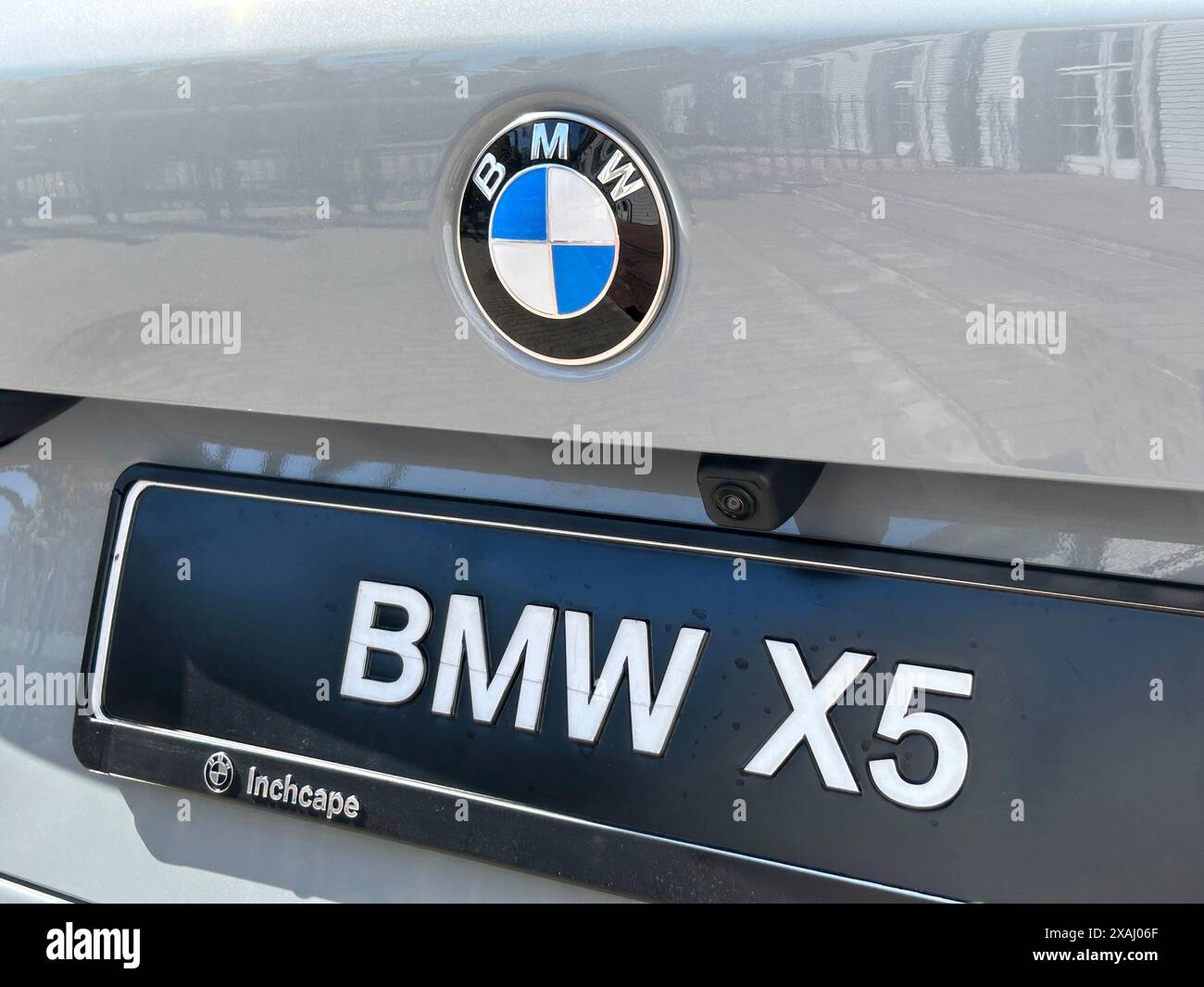 Jurmala, Lettonie - 3 juin 2024 : gros plan sur les détails de la carrosserie du nouveau X5, l'arrière de la voiture et la caméra de recul Banque D'Images