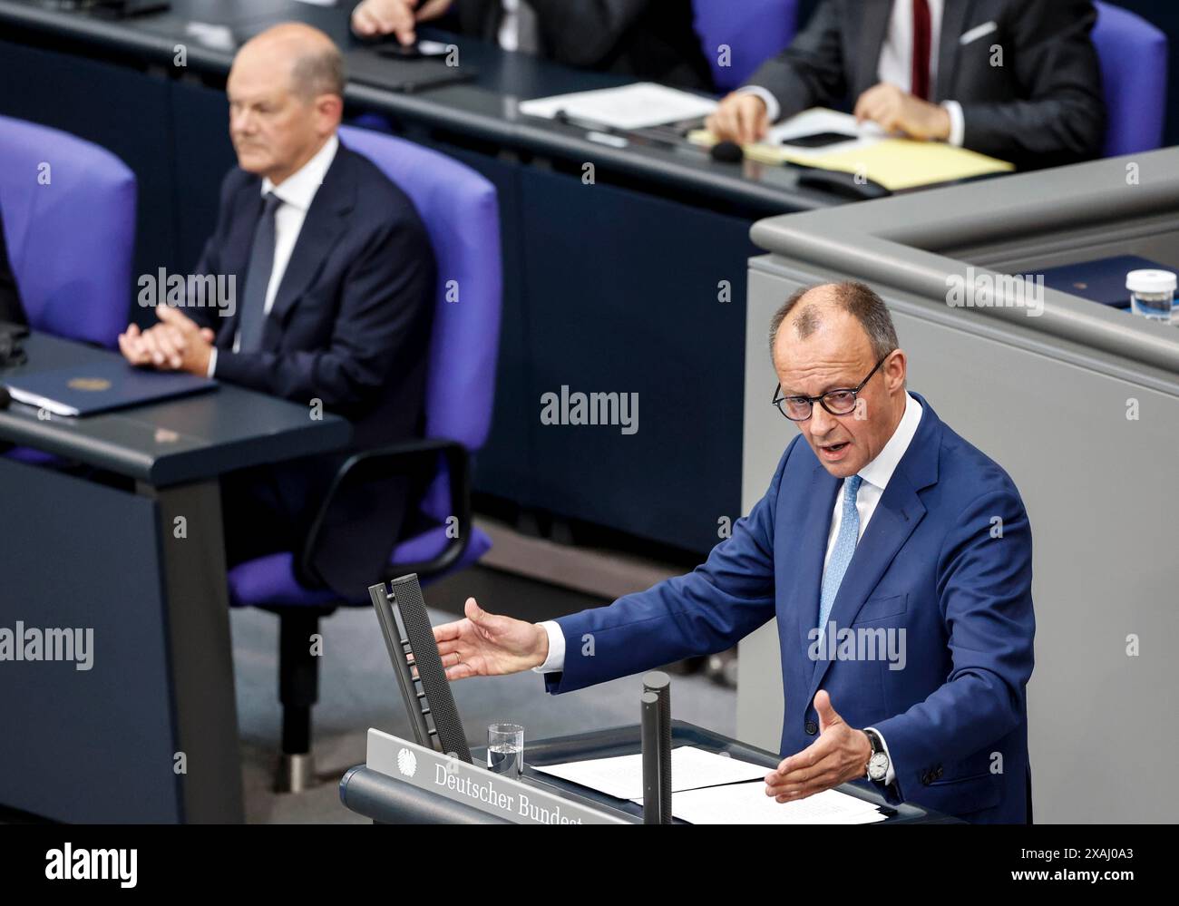 Le chef du groupe parlementaire CDU Friedrich Merz, à droite, parle au Bundestag, en arrière-plan est le chancelier fédéral Olaf Scholz, Berlin Banque D'Images