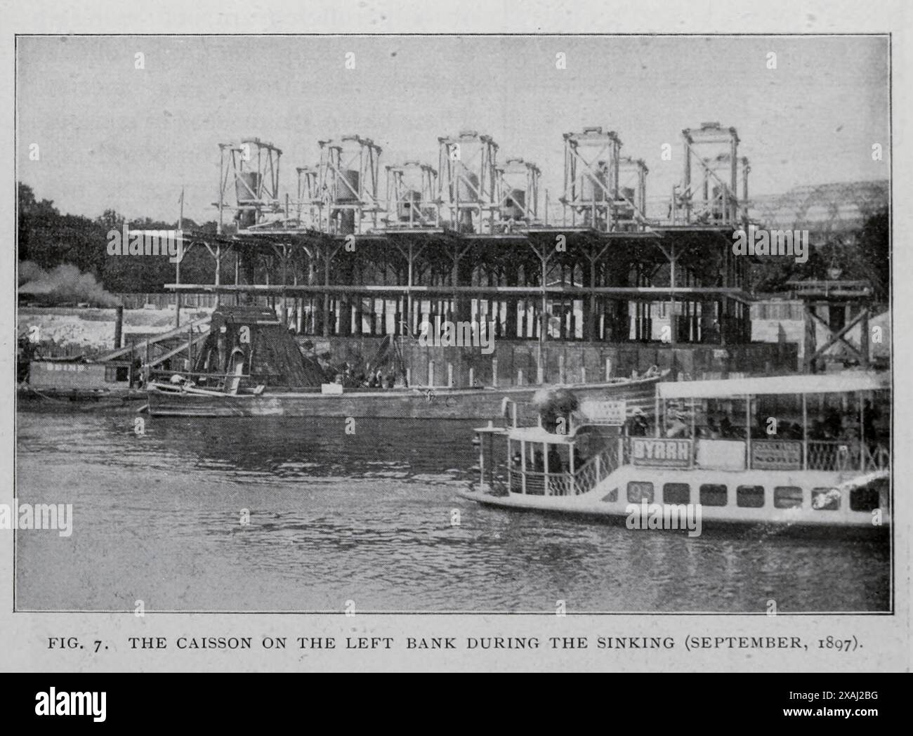 LE CAISSON SUR LA RIVE GAUCHE LORS DU NAUFRAGE (SEPTEMBRE 1897) DE L'ARTICLE 1 LA CONSTRUCTION DU PONT ALEXANDRE III, PARIS. Par Jacques Boyer. Tiré de l'Engineering Magazine consacré au progrès industriel volume XVII 1899 The Engineering Magazine Co Banque D'Images