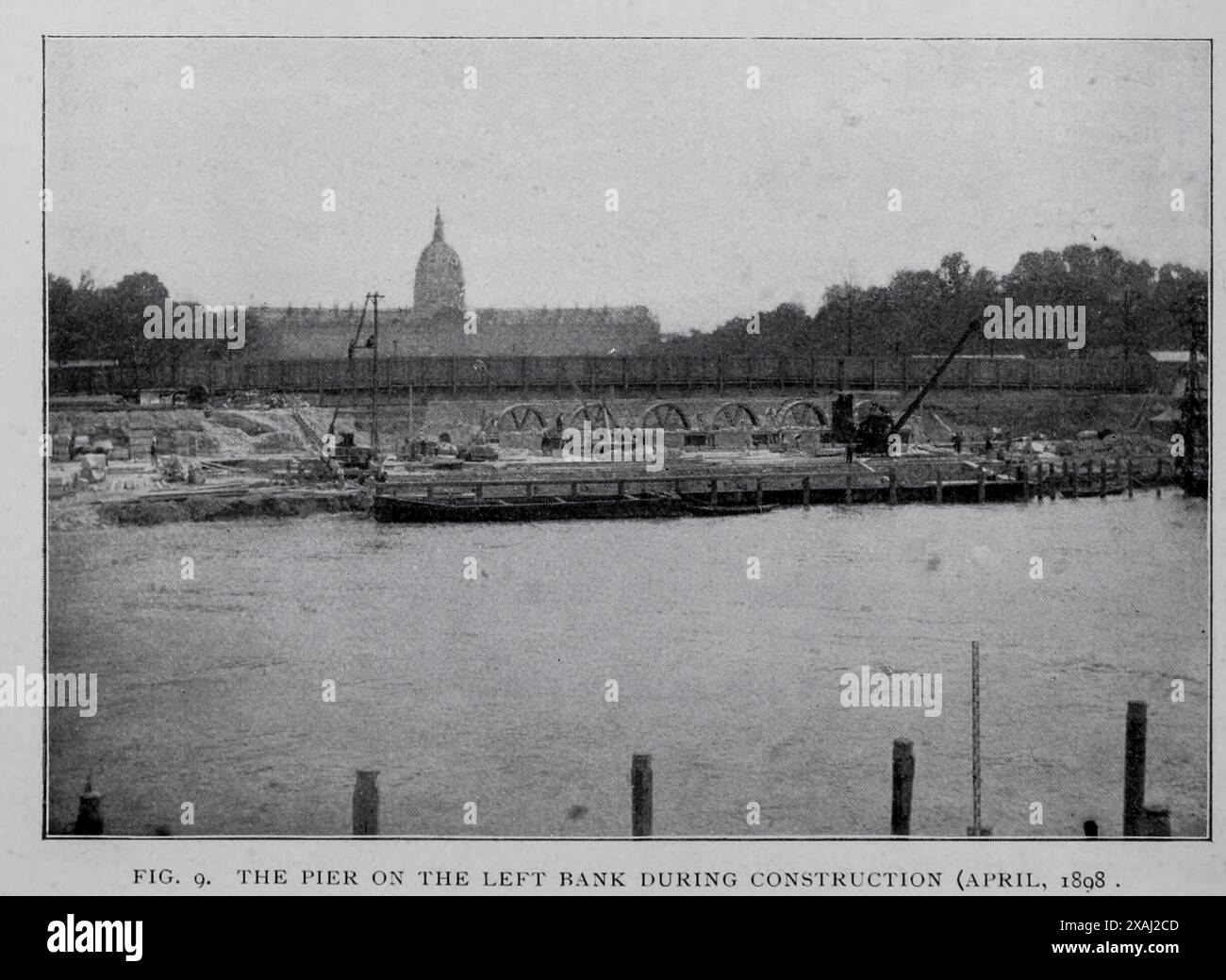 LA JETÉE SUR LE RANG DE GAUCHE LORS DE la construction (avril 1898) le dôme des Invalides est vu au loin de l'article1 LA CONSTRUCTION DU PONT ALEXANDRE III, PARIS. Par Jacques Boyer. Tiré de l'Engineering Magazine consacré au progrès industriel volume XVII 1899 The Engineering Magazine Co Banque D'Images