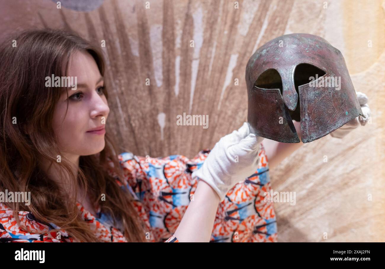 Bonhams, Londres, Royaume-Uni. 7 juin 2024. Artistes cultes les Connor Brothers se sont associés à Bonhams pour présenter Anything but Ordinary, une vente aux enchères célébrant toutes les choses extraordinaires le 12 juin à Bonhams, une section de la vente aux enchères organisée en faveur du Teenage cancer Trust. Top lots comprennent : un casque pseudo-corinthien en bronze grec, estimation : £25,000-35,000. Crédit : Malcolm Park/Alamy Live News Banque D'Images