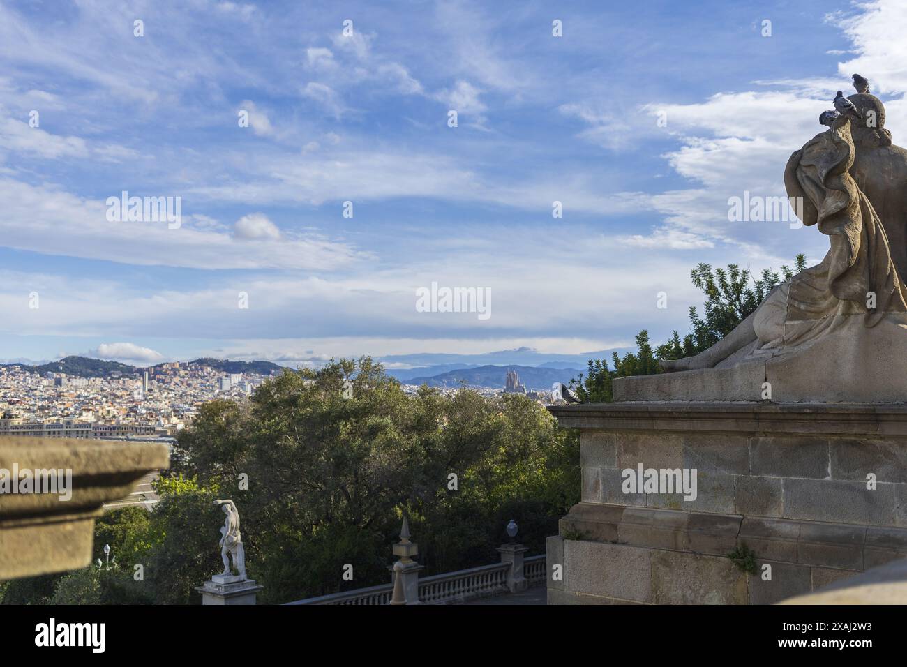 Photo panoramique de Barcelone depuis le Palais National de Montjuic par jour nuageux ensoleillé Banque D'Images