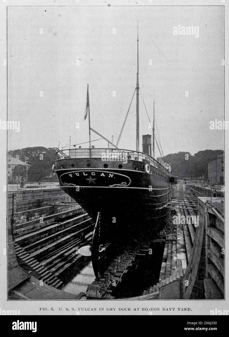 U. S. S. VULCAN EN CALE SÈCHE AU CHANTIER NAVAL DE BOSTON. De l'article LE TRAVAIL DU NAVIRE DE RÉPARATION NAVALE VULCAN. Par Gardiner C. Sims et Wm. S. Aldrich. U. S. Vulcan le premier navire de réparation de la flotte de l'Engineering Magazine consacré au progrès industriel volume XVII 1899 The Engineering Magazine Co Banque D'Images