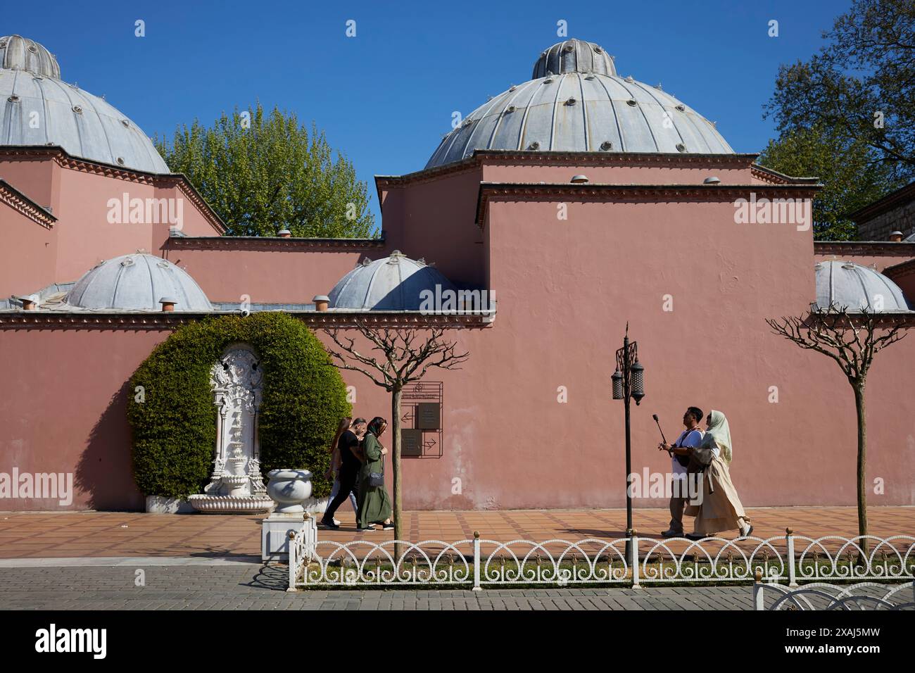 Istanbul, Turquie - 15 avril 2024 : les gens dans les rues d'Istanbul dans le quartier de Sultanahmet Banque D'Images