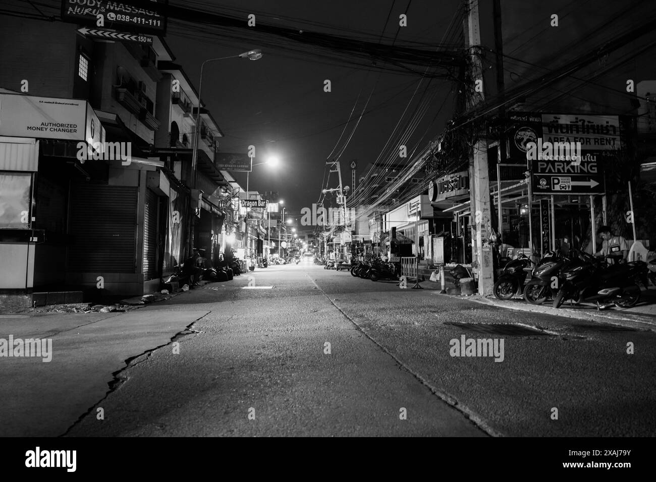 La vie de rue avec des bâtiments et des gens à soi Buakhao de Pattaya district Chonburi en Thaïlande Asie en monochrome ou noir et blanc Banque D'Images