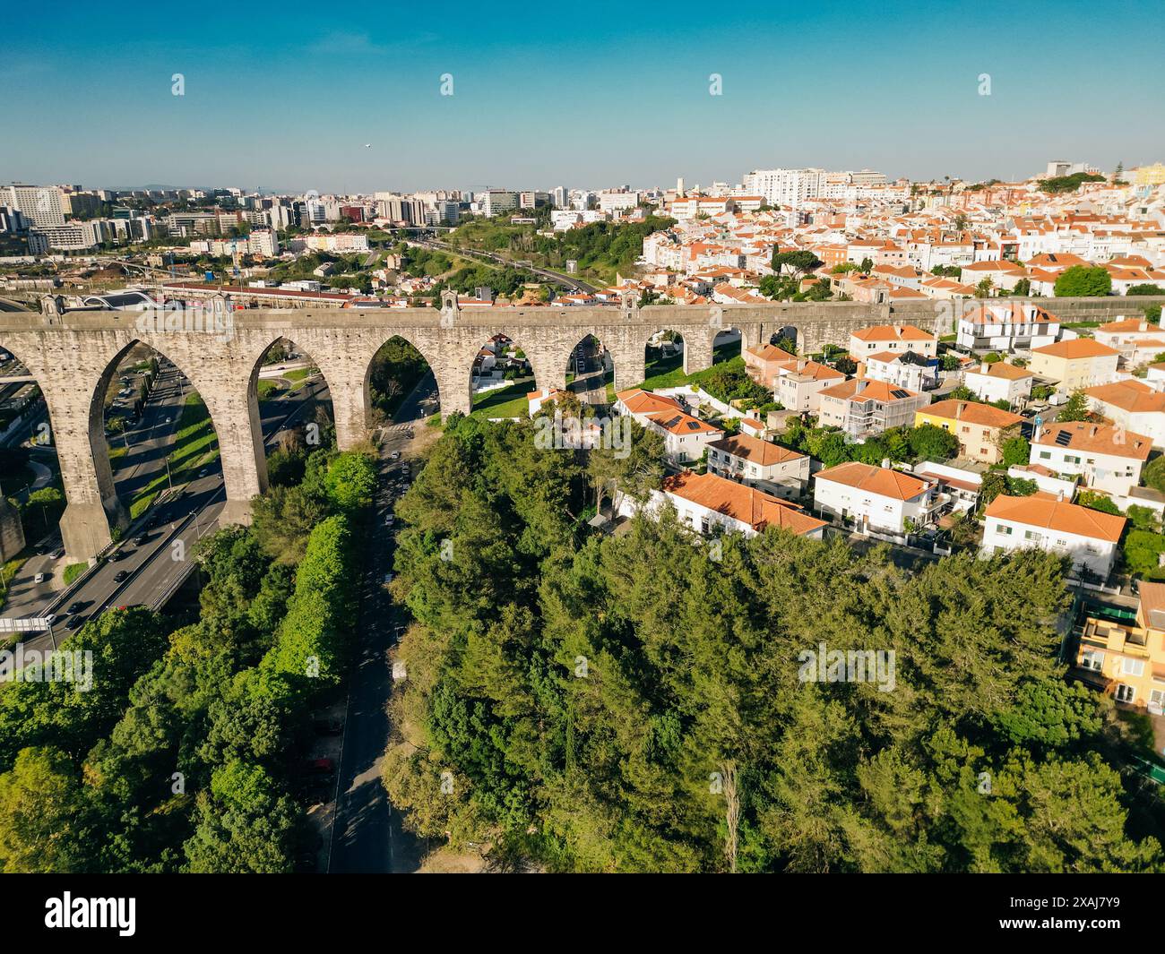 Belle vue aérienne sur le vieil aqueduc historique dans le centre de Lisbonne, Portugal. Photo de haute qualité Banque D'Images