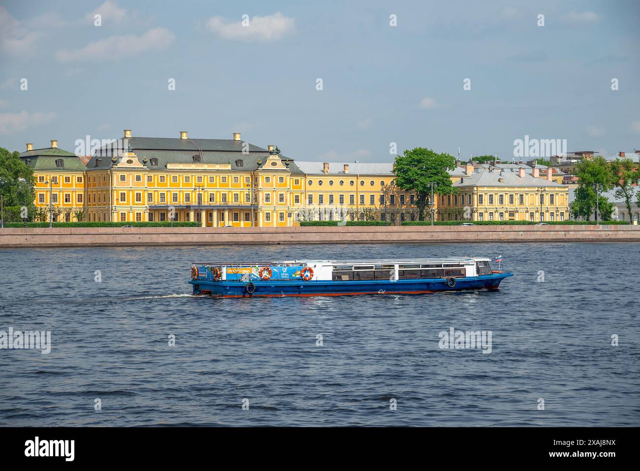 ST. PÉTERSBOURG, RUSSIE - 02 JUIN 2024 : bateau d'excursion sur le fond du Palais Menchikov. Saint-Pétersbourg Banque D'Images
