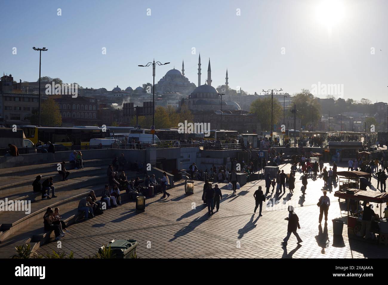 Istanbul, Turquie - 15 avril 2024 : quartier d'Eminonu près du pont Galata à Istanbul Banque D'Images