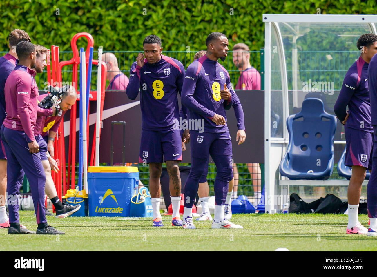 Enfield, Royaume-Uni. 06 juin 2024. L'attaquant anglais Ezri Konsa (Aston Villa) et l'attaquant anglais Ivan Toney arrivent à l'entraînement pendant la session d'entraînement Angleterre avant l'International vs Islande au terrain d'entraînement Tottenham Hotspur, Enfield, Angleterre, Royaume-Uni le 6 juin 2024 crédit : Every second Media/Alamy Live News Banque D'Images