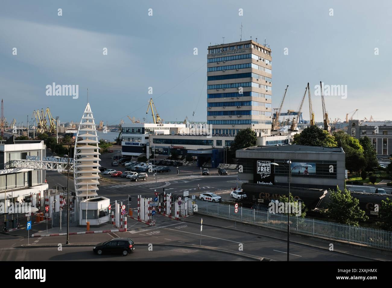 L'entrée du port de Constanta, respectivement à la porte 1, avec le bâtiment de l'Autorité navale roumaine dans la ville de Constanta, Roumanie Banque D'Images