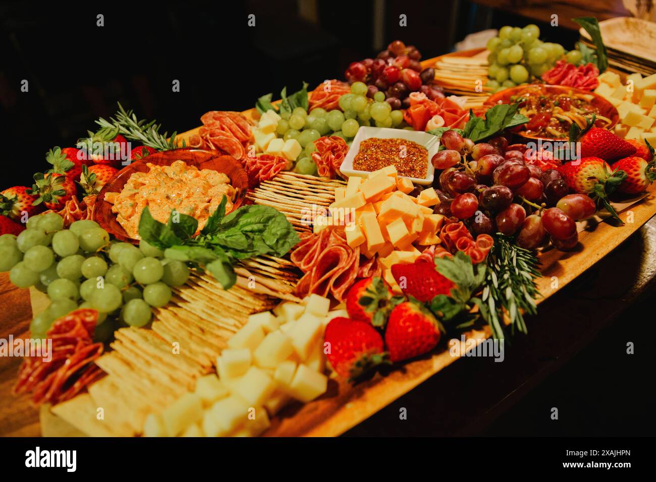 Planche de charcuterie à l'événement du soir avec viandes, craquelins et fruits Banque D'Images