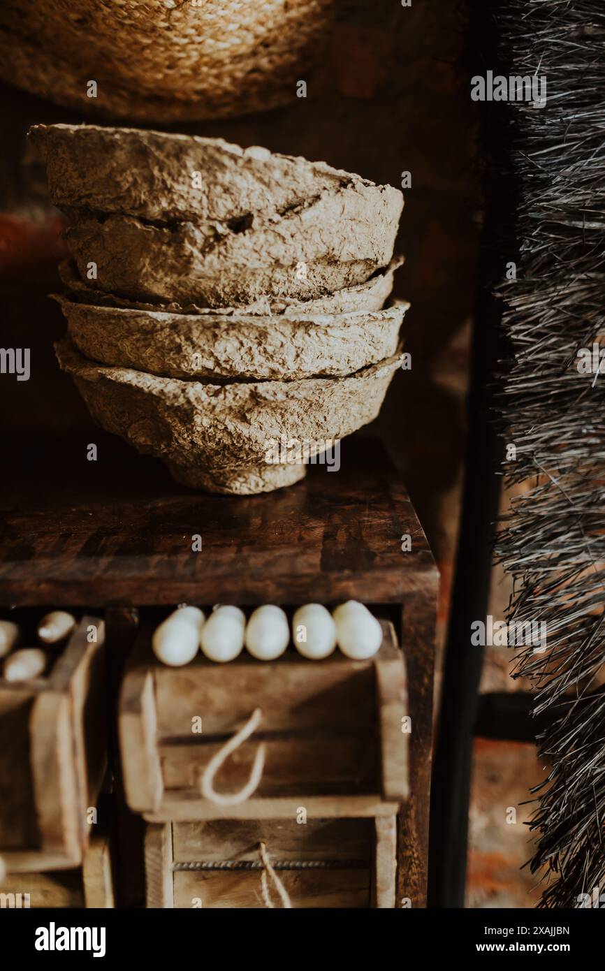 Bol en papier mâché fait à la main Aestetic sur un chapelet en bois de tiroirs Banque D'Images