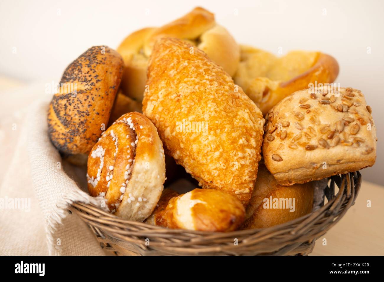 délicieux assortiment de pâtisseries fraîchement faites maison, y compris des brioches au fromage, des brioches aux graines de pavot, des petits pains, des bretzels salés et des tartes au caillé sucré dans tradi Banque D'Images