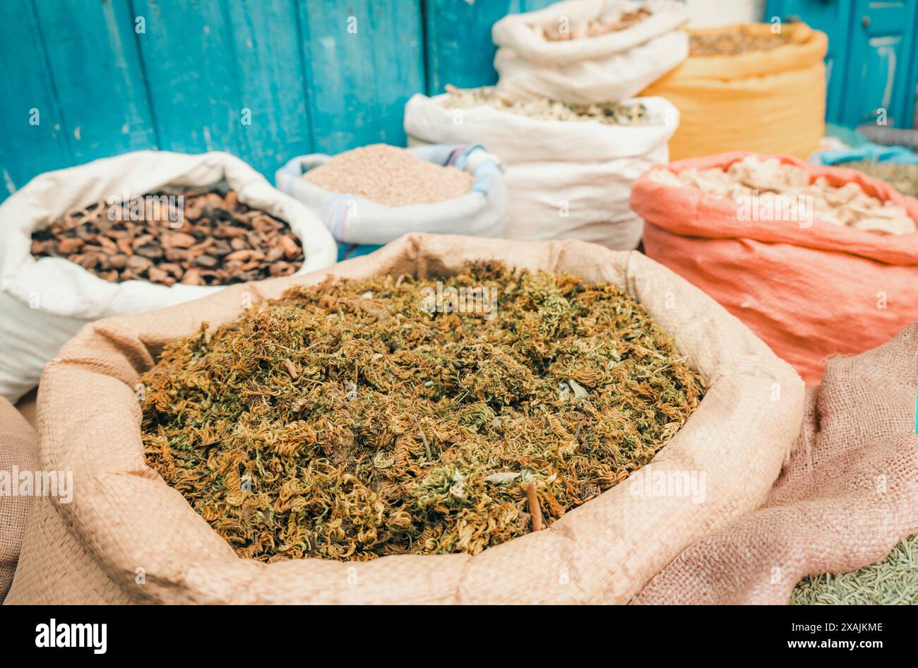 Sacs d'herbes et d'épices traditionnelles dans un étal de marché en plein air dans l'ancienne médina, Essaouira, Maroc, Banque D'Images
