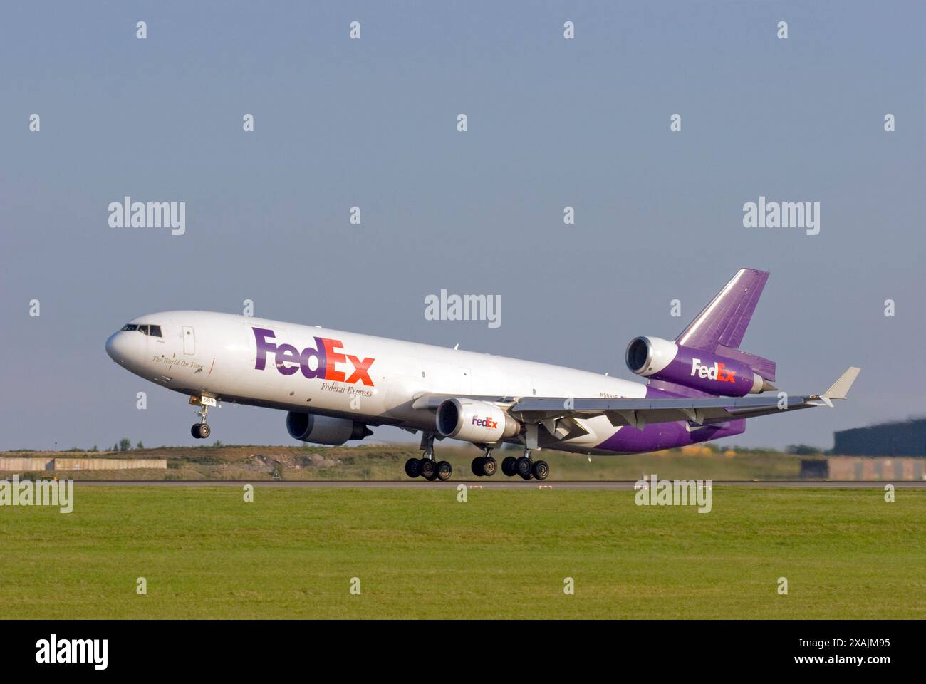 N589FE Federal Express McDonnell Douglas MD-11F décollant de Londres Stansted le 23 juillet 2008. Banque D'Images