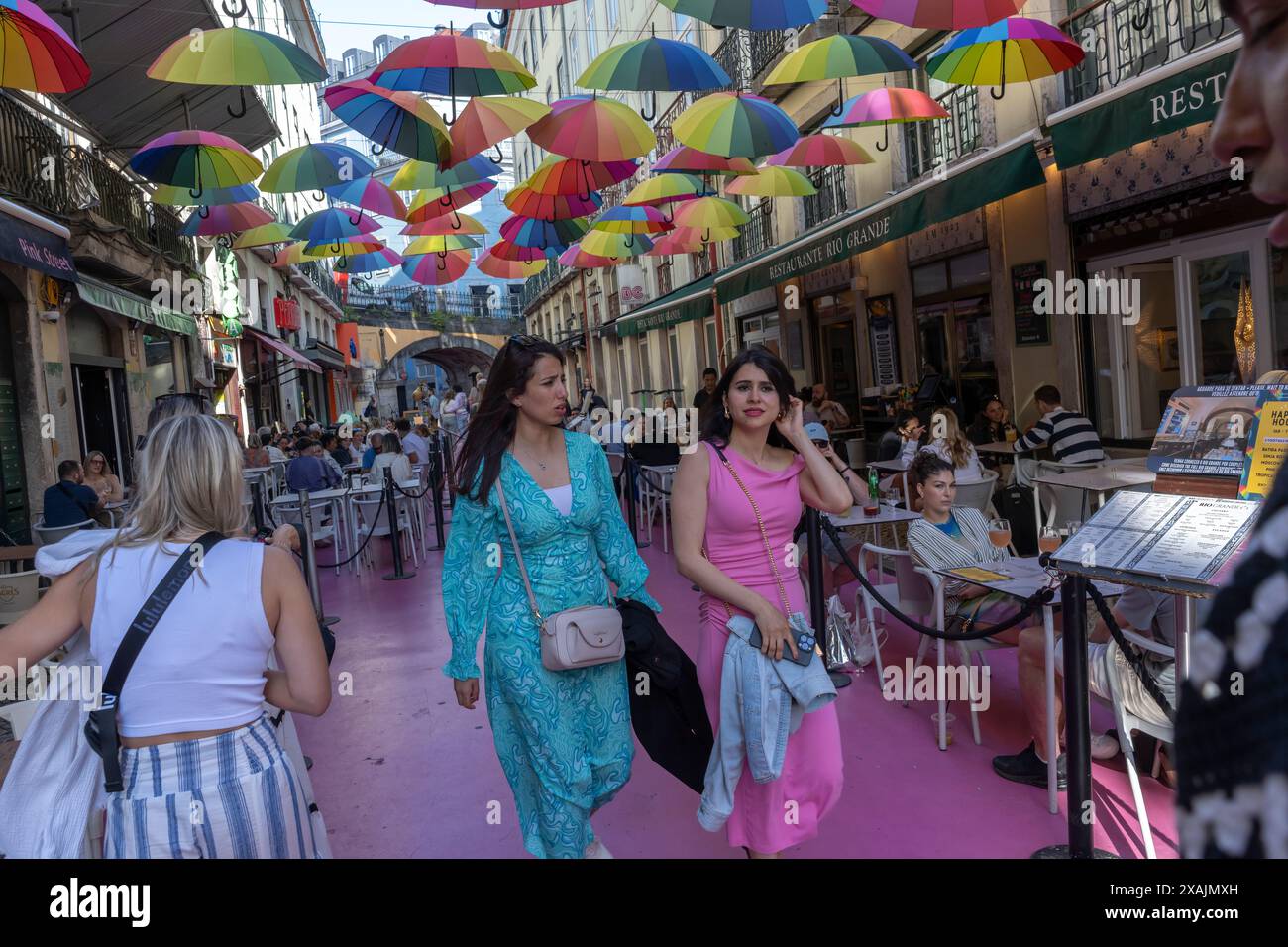 Rue rose à Lisbonne, Portugal Banque D'Images
