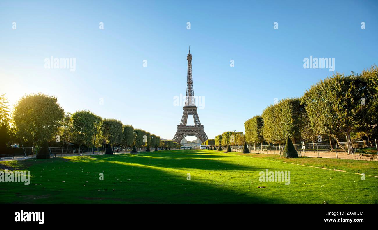 Vue sur la Tour Eiffel depuis le Champ de Mars à Paris, France Banque D'Images