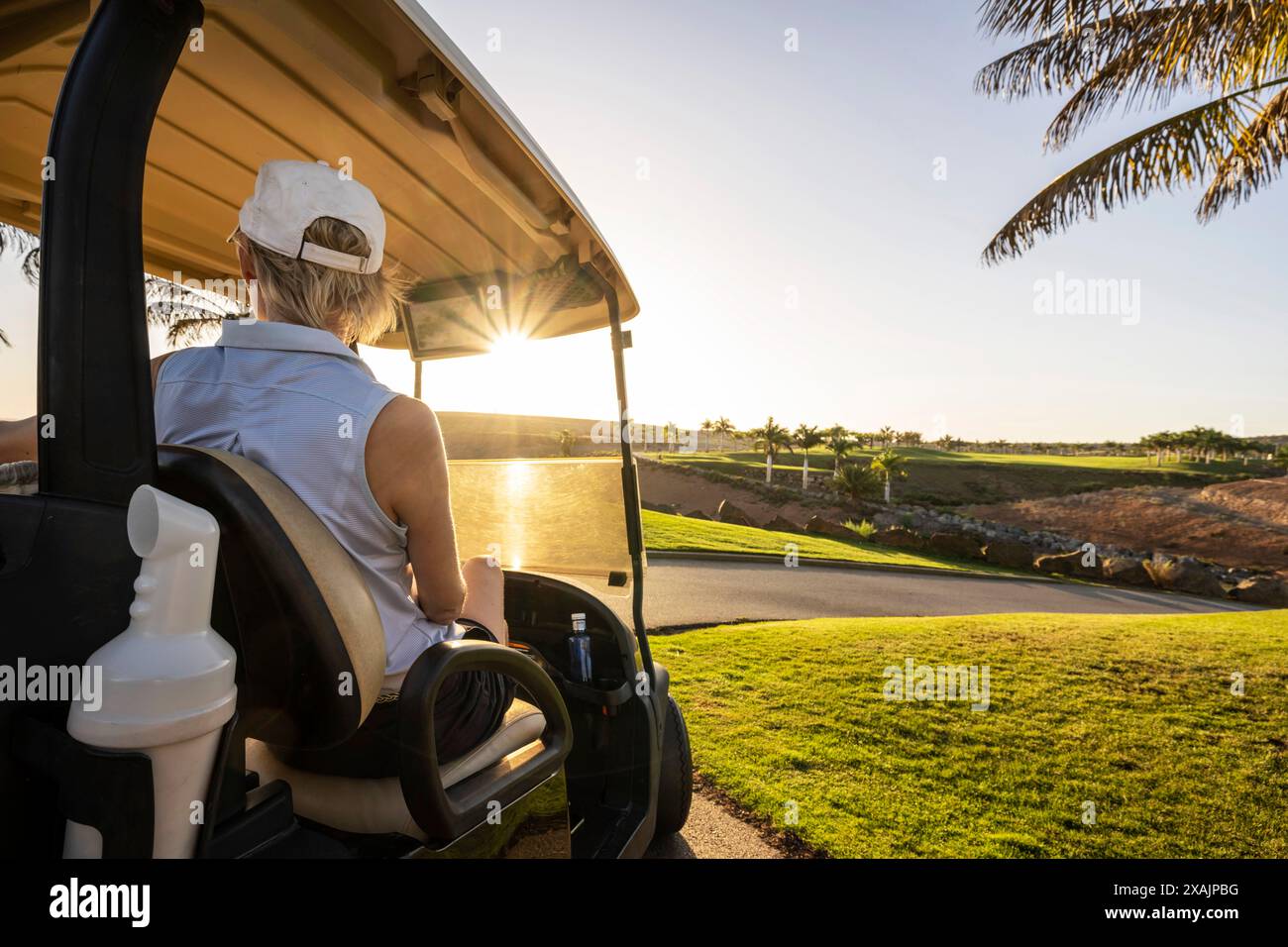 Golfeur assis sur une voiturette de golf, GC Meloneras, Gran Canaria, Espagne, Europe Banque D'Images