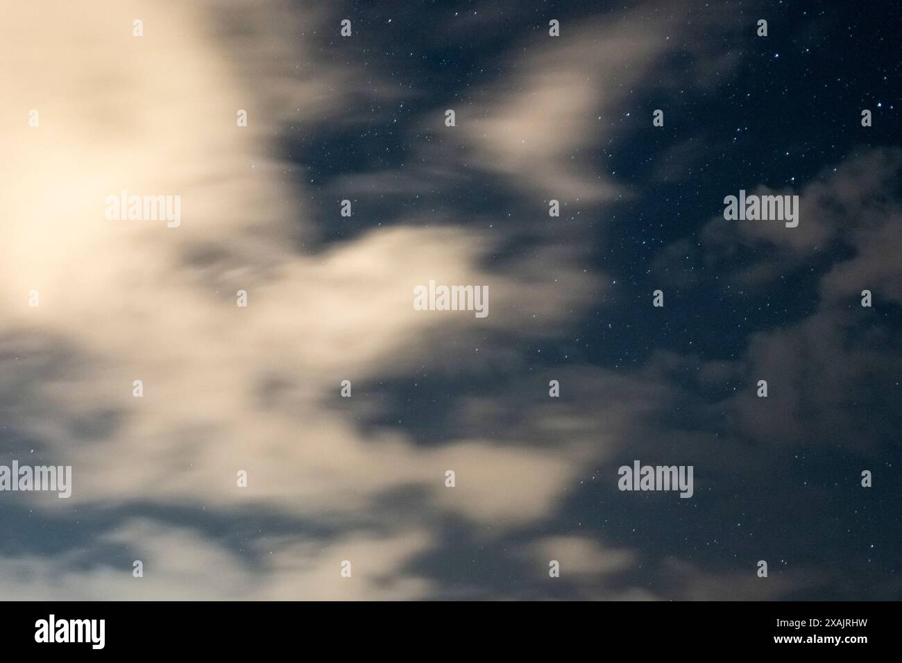 Ciel nocturne avec nuages et étoiles. Banque D'Images