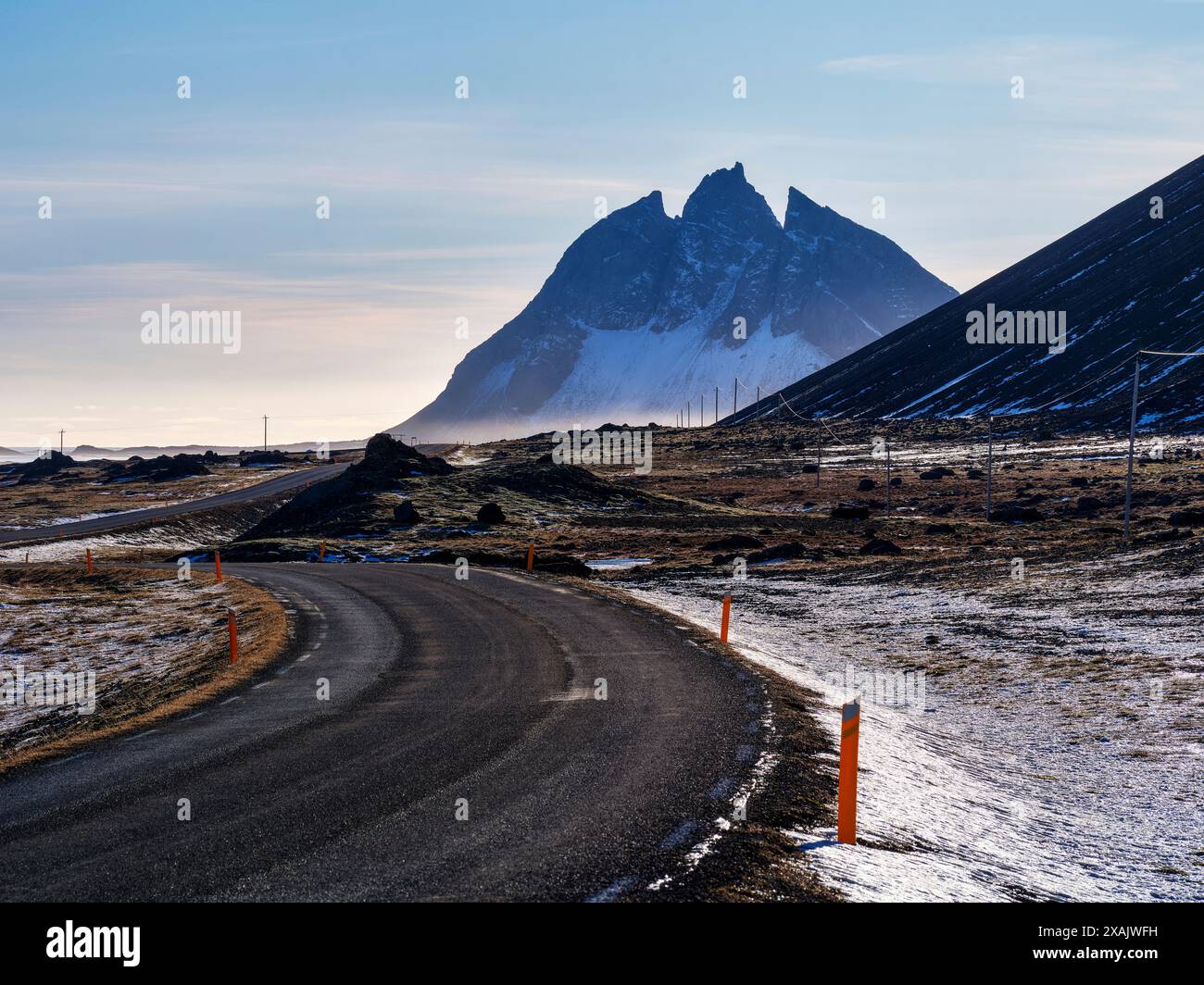 Large vue à travers Stafafell jusqu'aux montagnes en face, Islande Banque D'Images