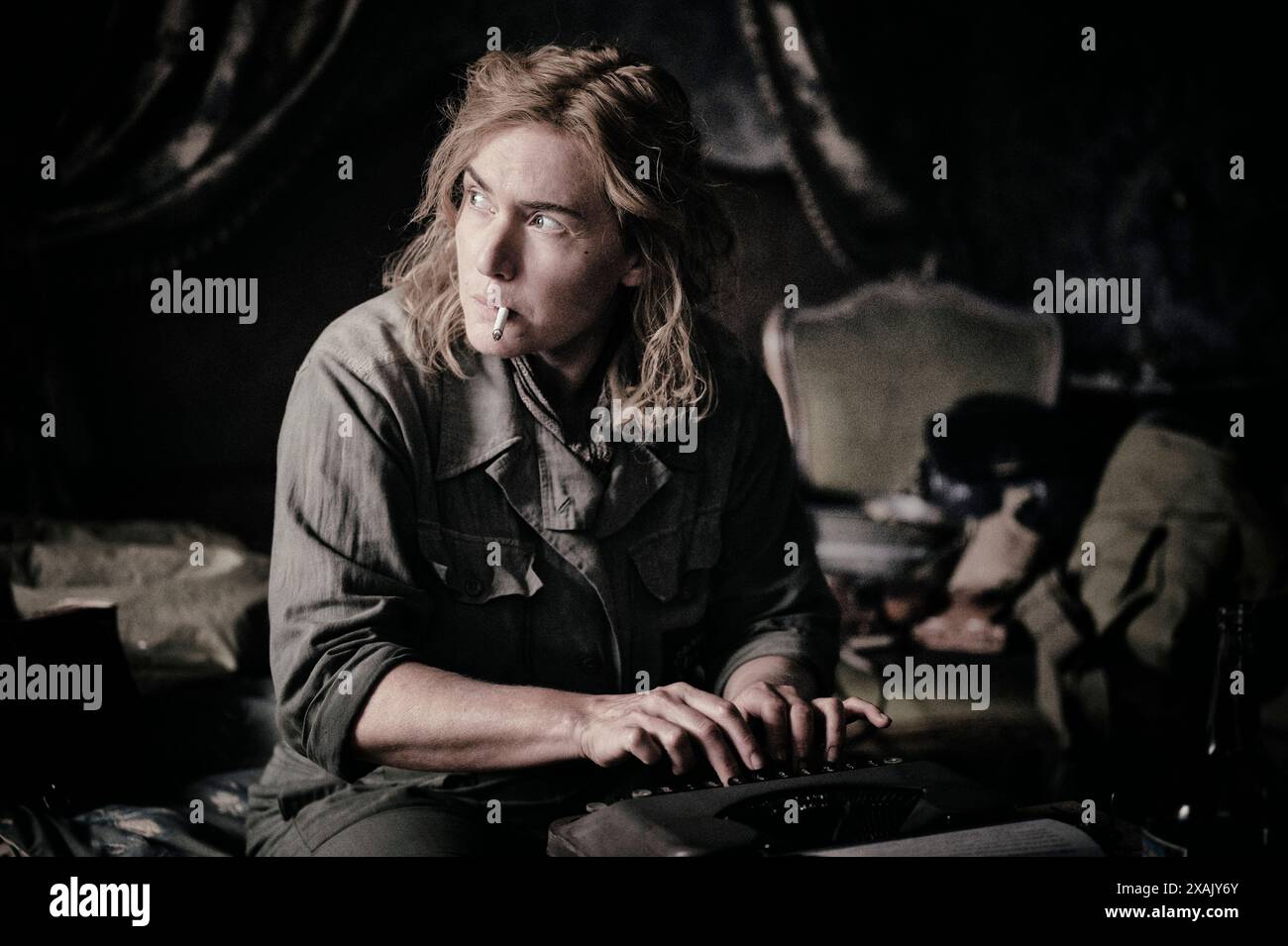 Lee (2023) réalisé par Ellen Kuras et mettant en vedette Kate Winslet dans le rôle de la photographe Elizabeth 'Lee' Miller dans ce biopic sur un mannequin de mode qui est devenu un correspondant de guerre acclamé pour le magazine Vogue pendant la guerre mondiale IIe photo publicitaire ***USAGE ÉDITORIAL SEULEMENT***. Crédit : BFA / Kimberley French / Roadside attractions Banque D'Images