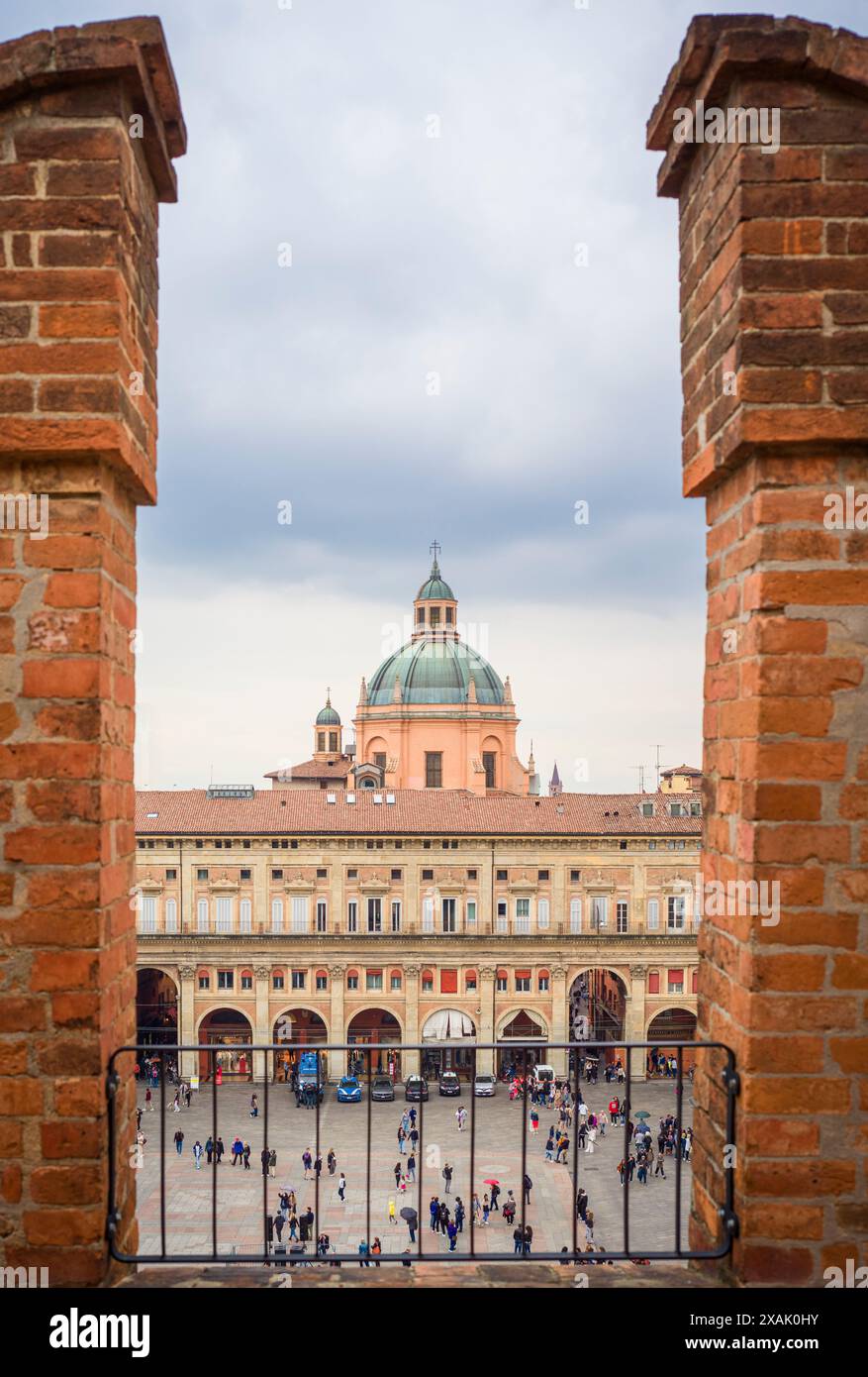 Italie, Bologne, Piazza Maggiore, vue de la Torre dell'Orologio Banque D'Images