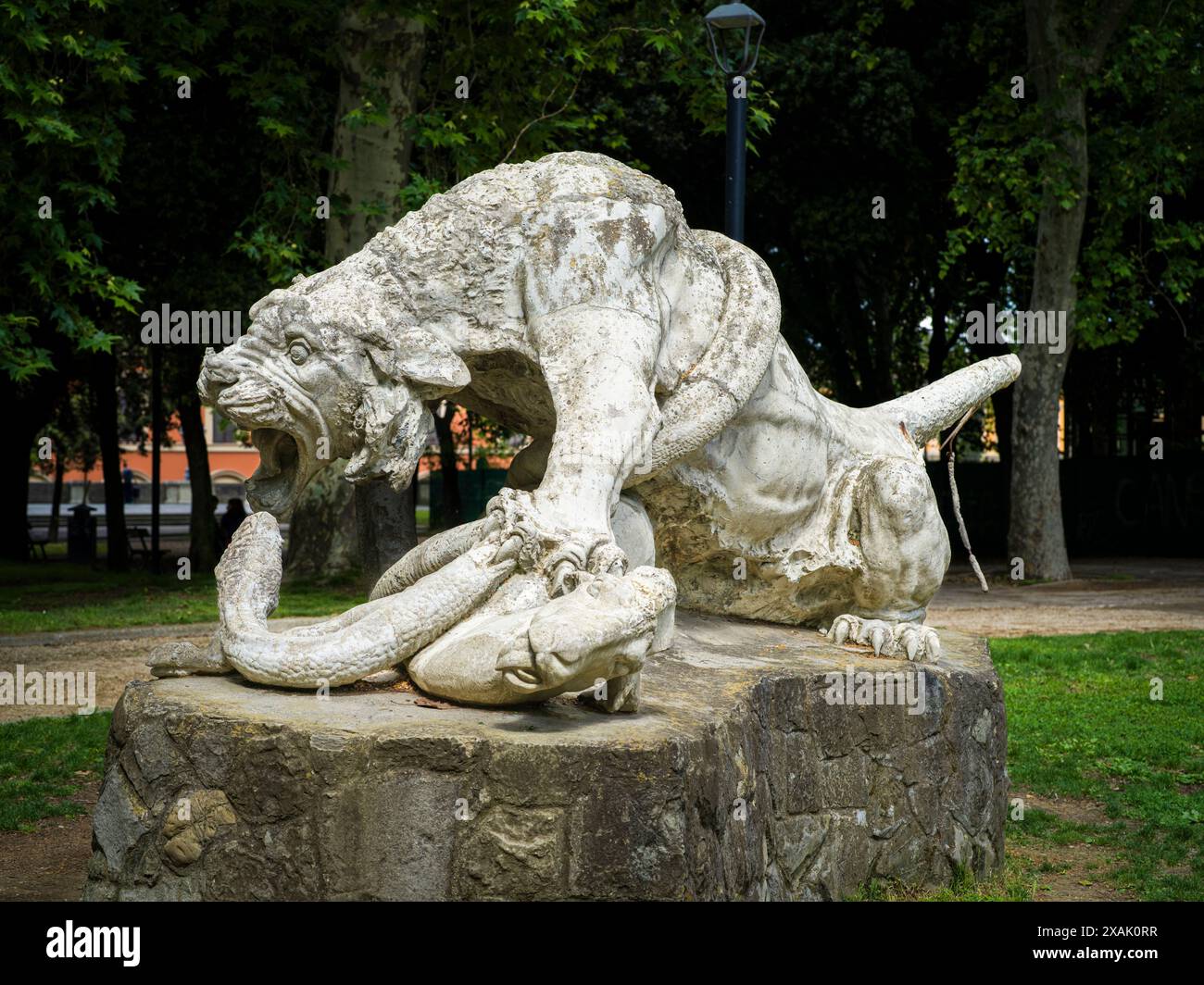 Italie, Bologne, Parco della Montagnola, statue de lion avec serpent Banque D'Images