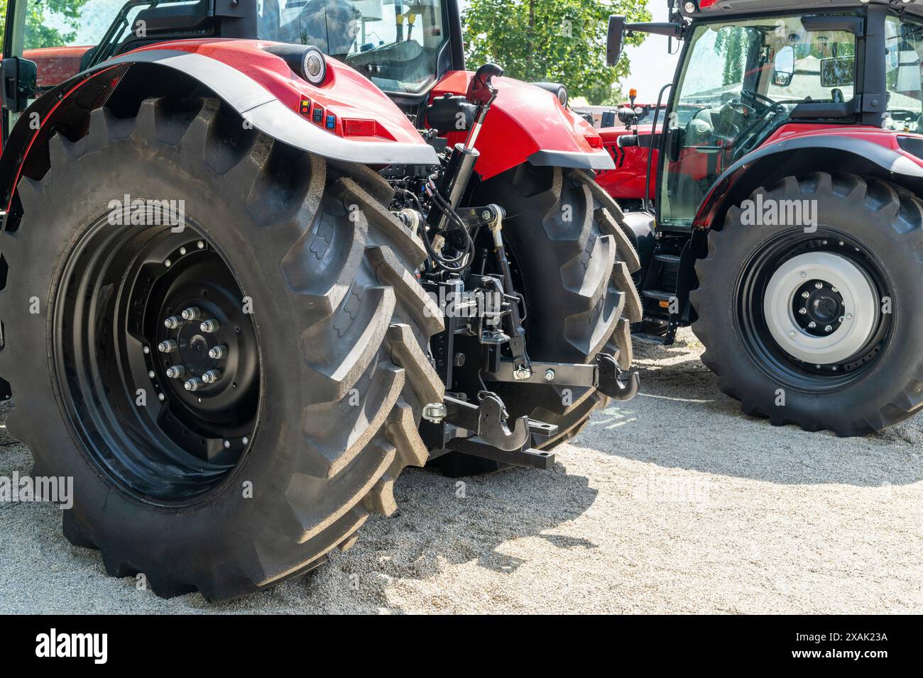 Rangée de tracteurs agricoles rouges à vendre. Banque D'Images