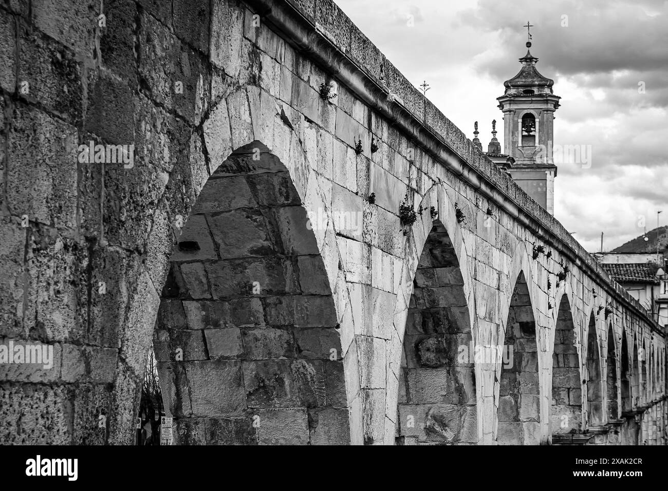 Un pont en pierre voûté traverse la place principale de Sulmona Banque D'Images